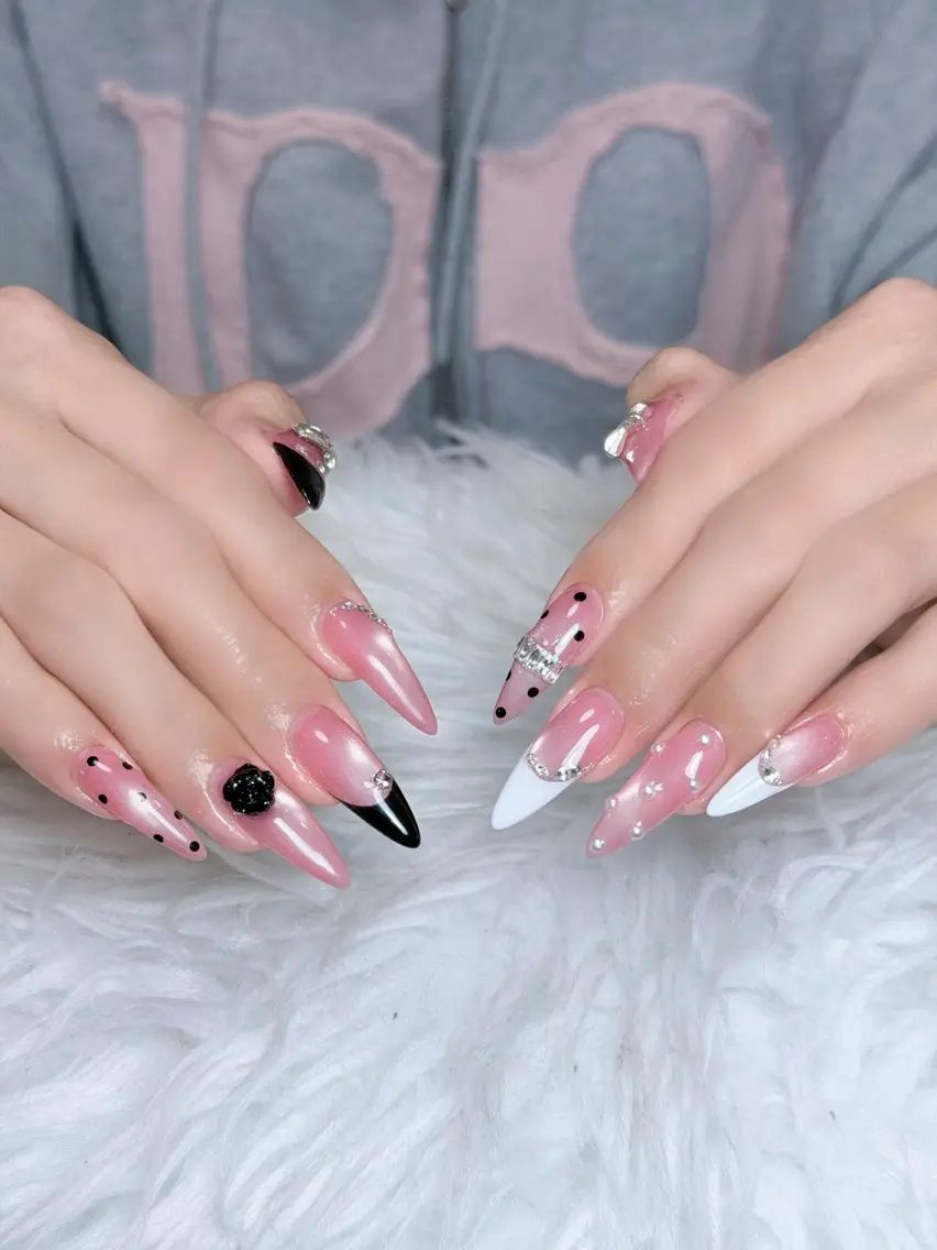 ネイル チークネイル ドット フレンチネイル グラデーション ハート ハンドネイル Julli NailStudioのネイルデザイン