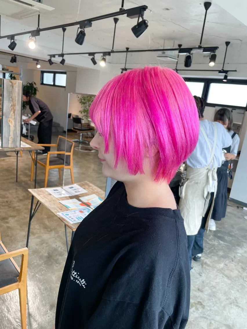 ショート カラー ピンクカラー ハイトーン/レイヤー /ケアブリーチ石川治のヘアスタイル
