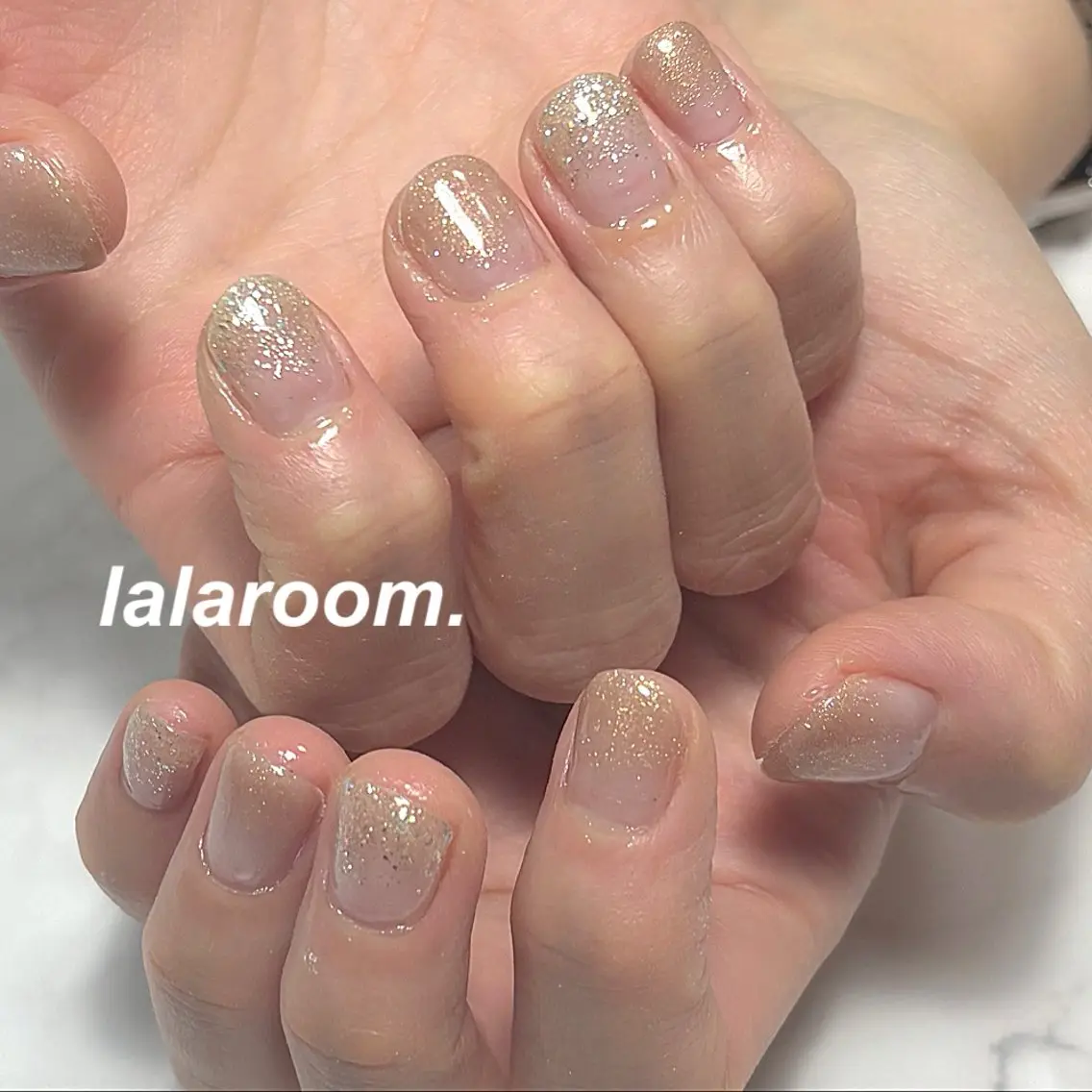 ネイル キラキラネイル マグネットネイル オフィスネイル ワンカラーネイル シンプルネイル ハンドネイル lala room.のネイルデザイン