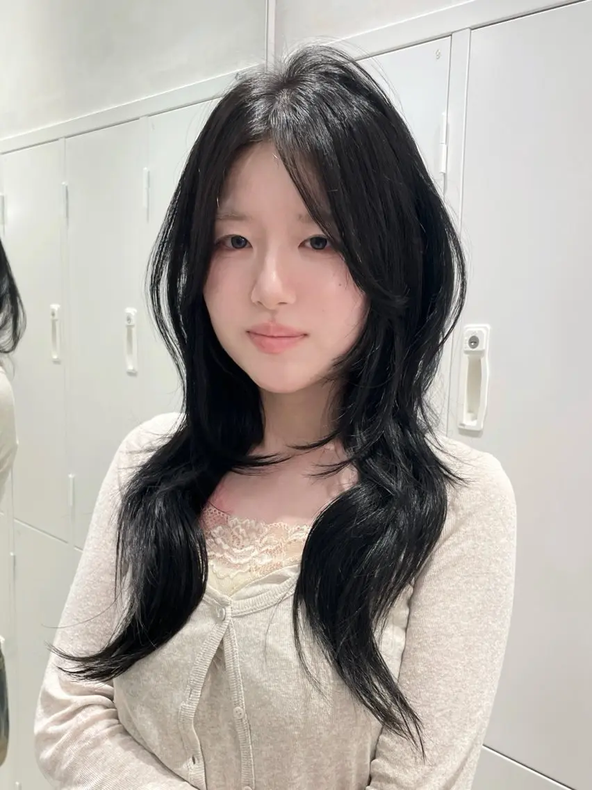 ロング カラー ヘアアレンジ 黒髪 ダークグレー グレーブラック トリートメント カット ヘアカラー トリートメント 🎀透明感カラー 韓国ヘア🎀mahoのヘアスタイル