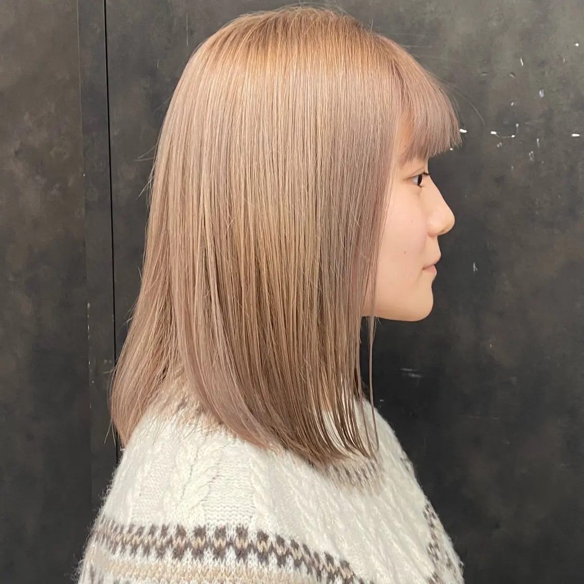 ミディアム カラー ベージュカラー ブリーチ 透明感カラー ミルクティーベージュ ヘアカラー 比嘉 陽のヘアスタイル