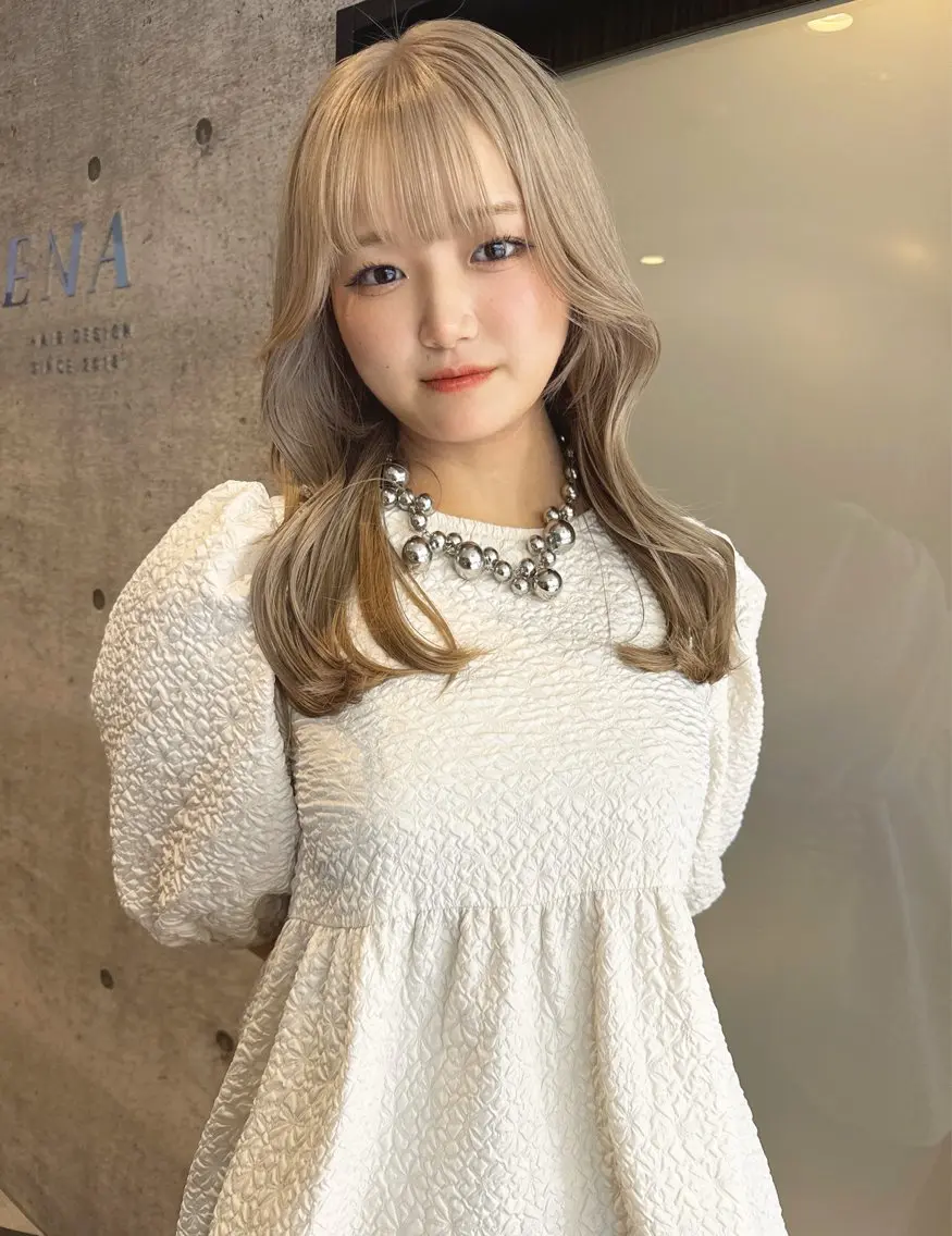 ミディアム カラー ベージュカラー ミルクティーベージュ GEM YURI ハイトーンカラーのヘアスタイル