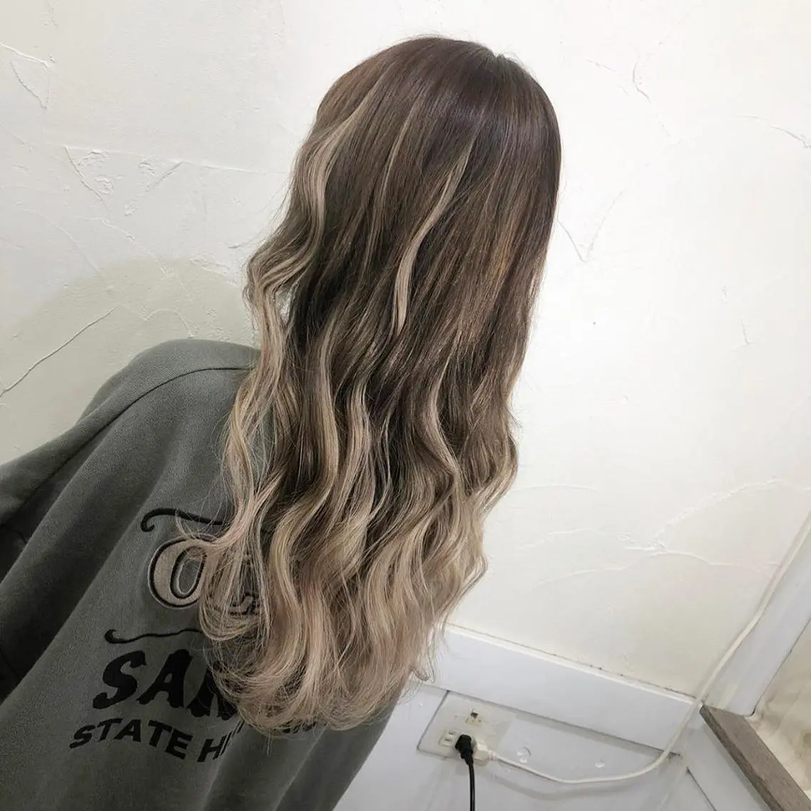 セミロング カラー シールエクステ ベージュカラー ブラウンカラー ブラウンベージュ グラデーションカラー ヘアカラー エクステ 失敗したくない人へ ハイトーン美容師のヘアスタイル
