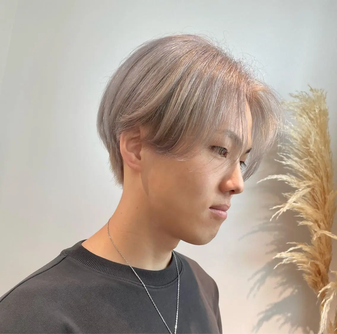 カラー メンズ ベージュカラー ミルクティーベージュ ホワイトミルクティーベージュ ヘアカラー メンズ指名no'1 佐藤　亘のヘアスタイル