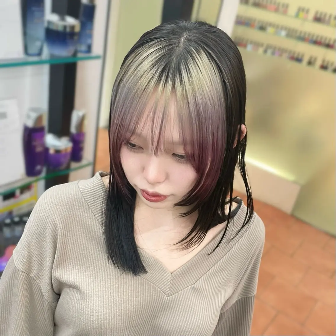 ミディアム カラー 黒髪 ピンクカラー カット ヘアカラー トリートメント ⭐️韓国ブリーチ 顔周りカット⭐️のヘアスタイル