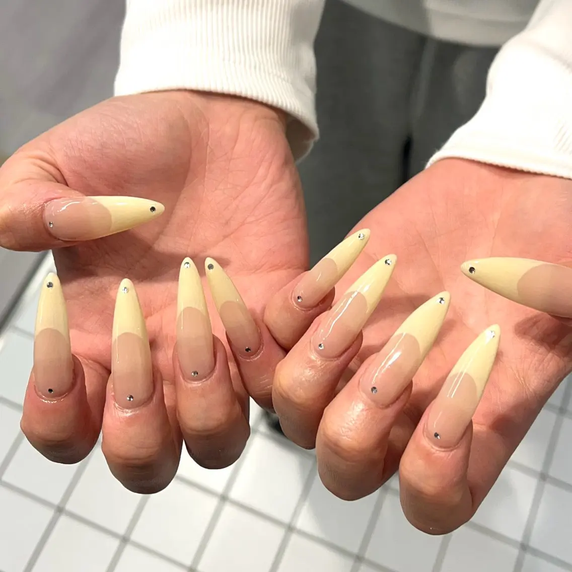 ネイル フレンチネイル キラキラネイル ロングネイル リボン 春ネイル ハンドネイル 横浜Nailist 𝜗𝜚春菜のネイルデザイン