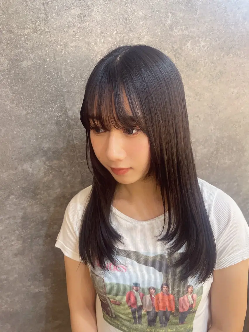 セミロング カット 峯 琴奈のヘアスタイル