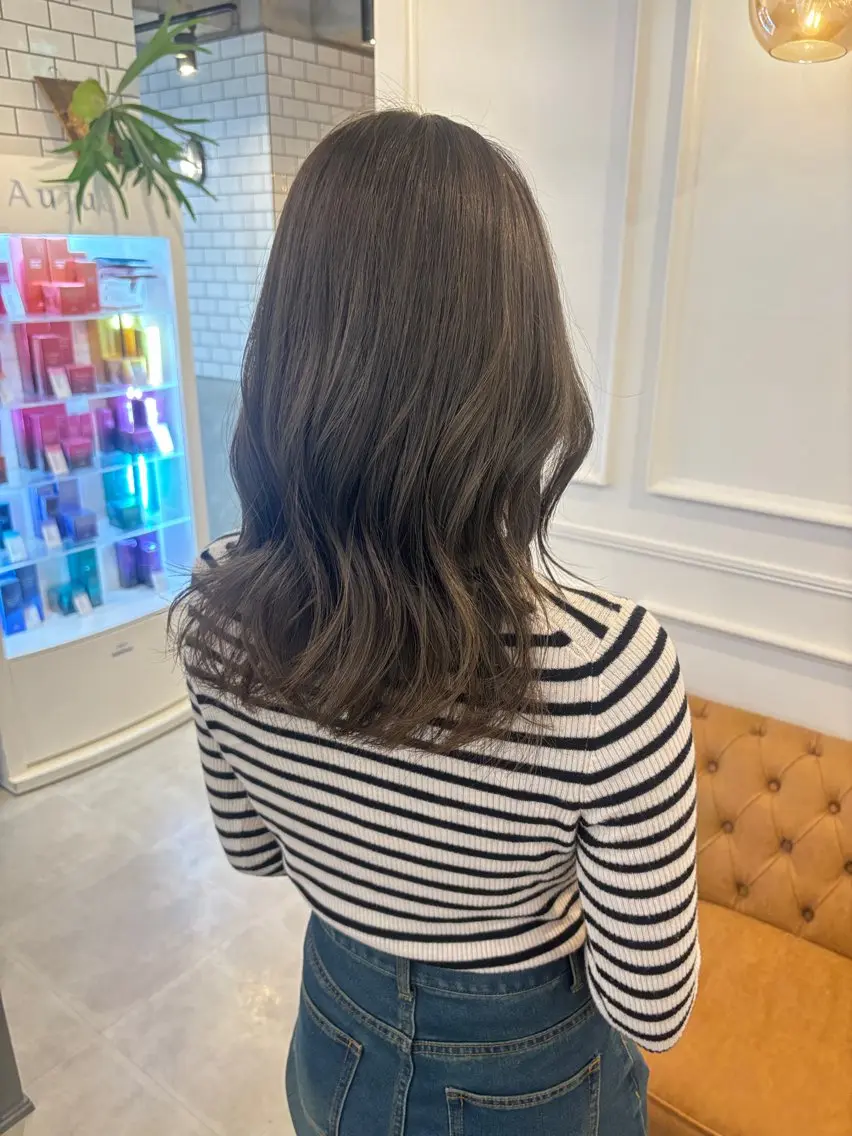 セミロング カラー ベージュカラー オリーブベージュ カット ヘアカラー トリートメント HARUKA🍒 toccaのヘアスタイル