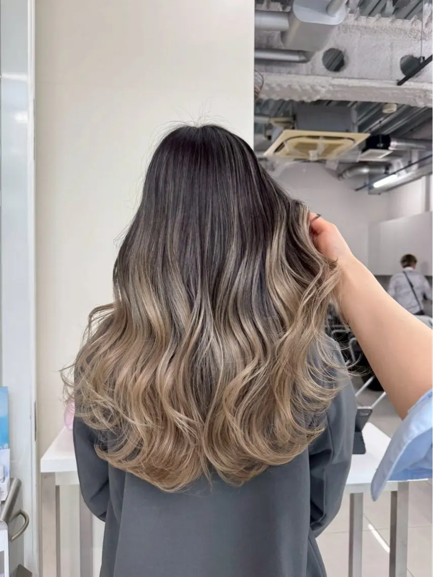 セミロング 外国人風カラー ハイライト レイヤーカット ヘアカラー トリートメント ⚜️バレイヤージュの 小池柚葉⚜️のヘアスタイル