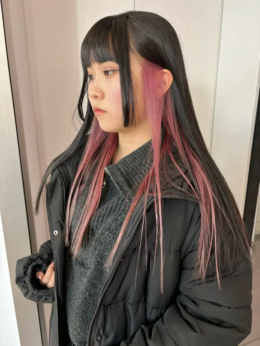 セミロング カラー ヘアアレンジ デザインカラー イヤリングカラー インナーカラー ピンクカラー ヘアカラー トリートメント 🎨ハイトーン/ 切りっぱなし みつきのヘアスタイル