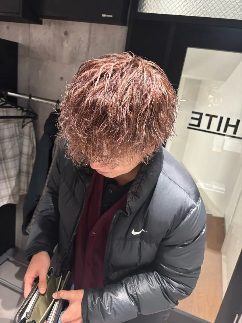 カラー パーマ メンズ メンズハイライト メンズパーマ ツイストスパイラルパーマ ブラウンカラー ハイライトカラー カット ヘアカラー パーマ _WHITE / KENTOのヘアスタイル