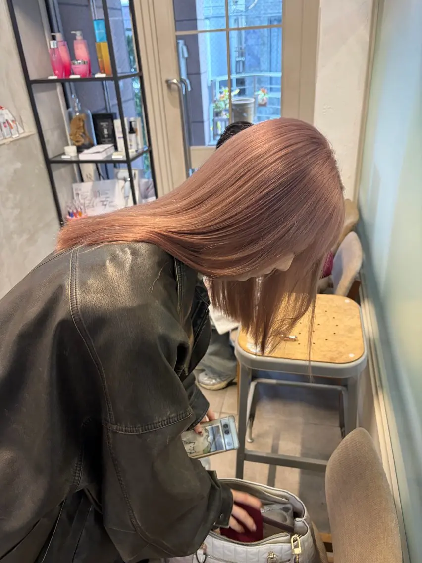 セミロング カラー ミルクティー× グレージュMOMOのヘアスタイル