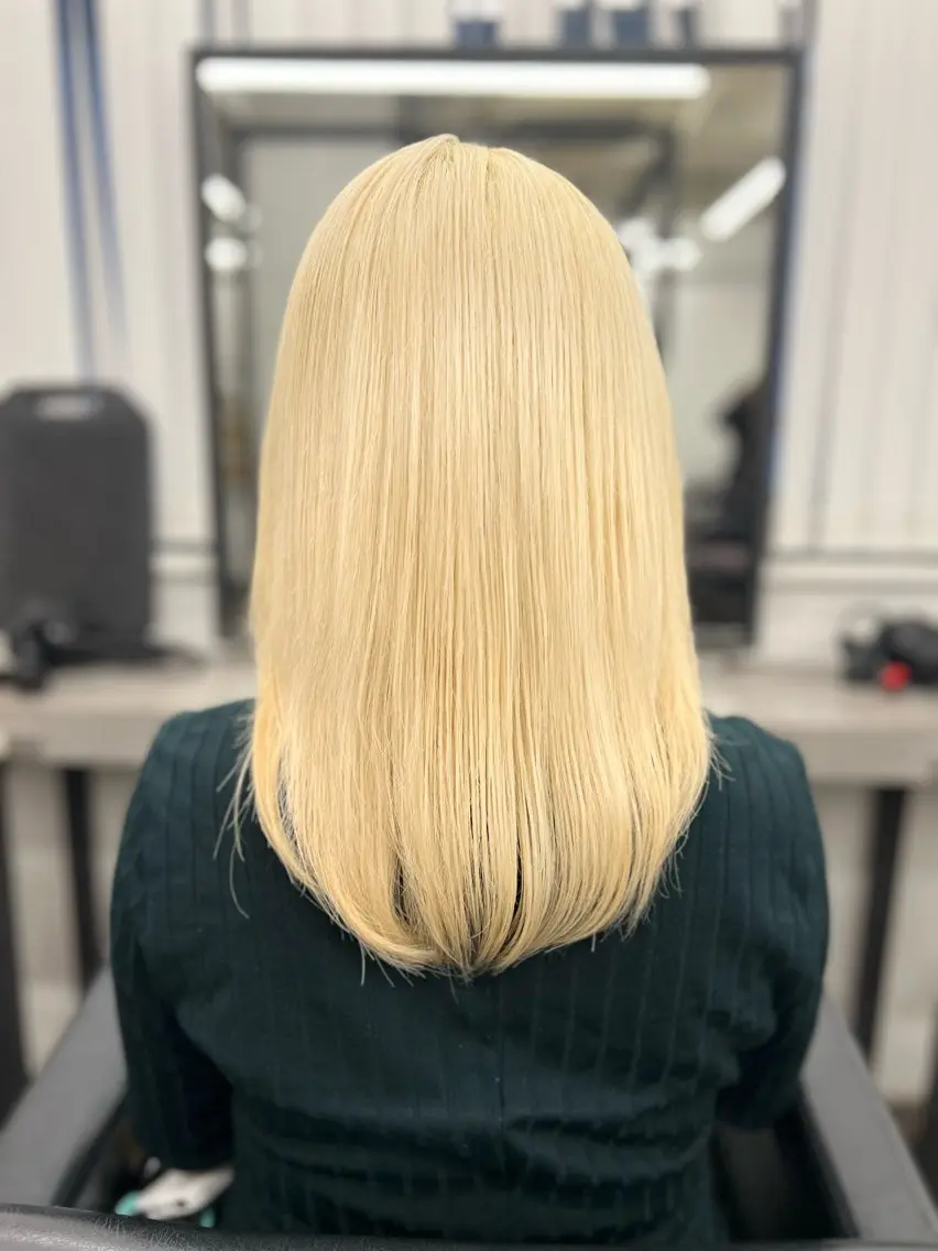 セミロング カラー 抜きっぱなしブロンド ブロンド ホワイトブロンド カット ヘアカラー 透明感カラー特化🫧 🦋栗原🦋のヘアスタイル