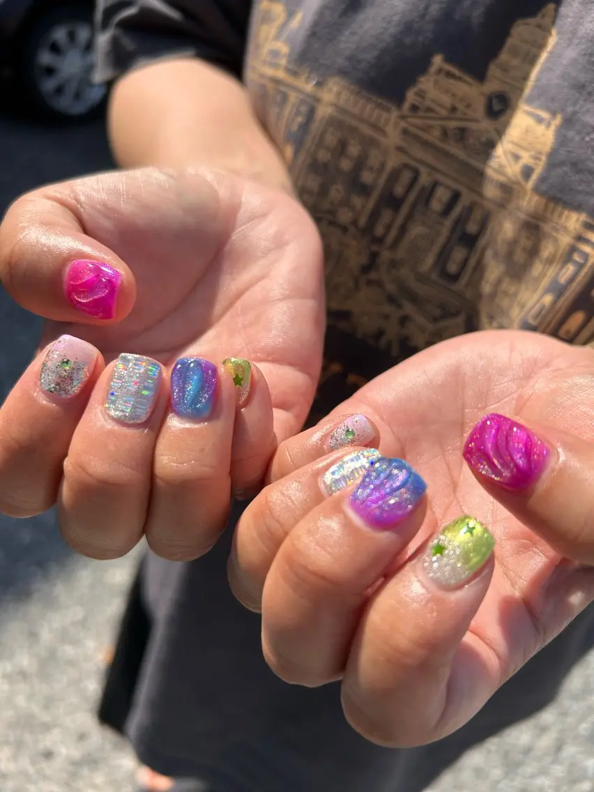 ネイル キラキラネイル オフィスネイル ピンク ピンクベージュ リボン ハンドネイル Lily nailのネイルデザイン
