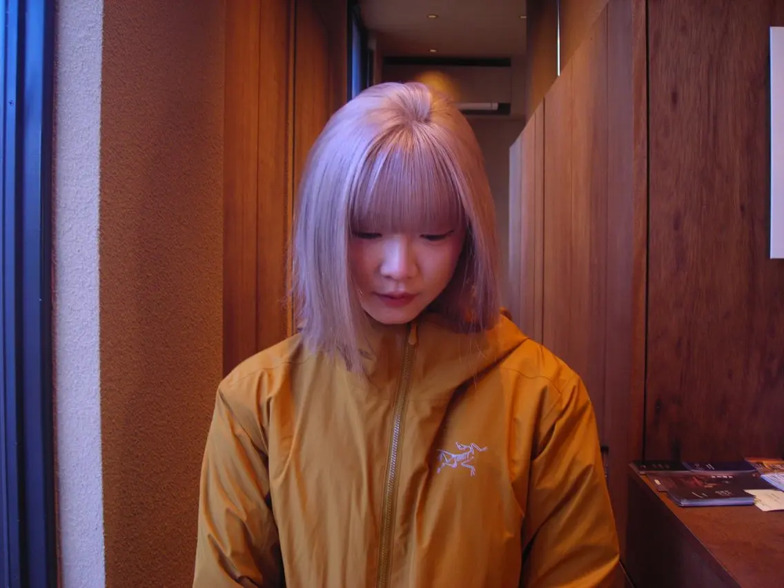 ミディアム カラー ヘアカラー hina 🛋️ブリーチカラーのヘアスタイル