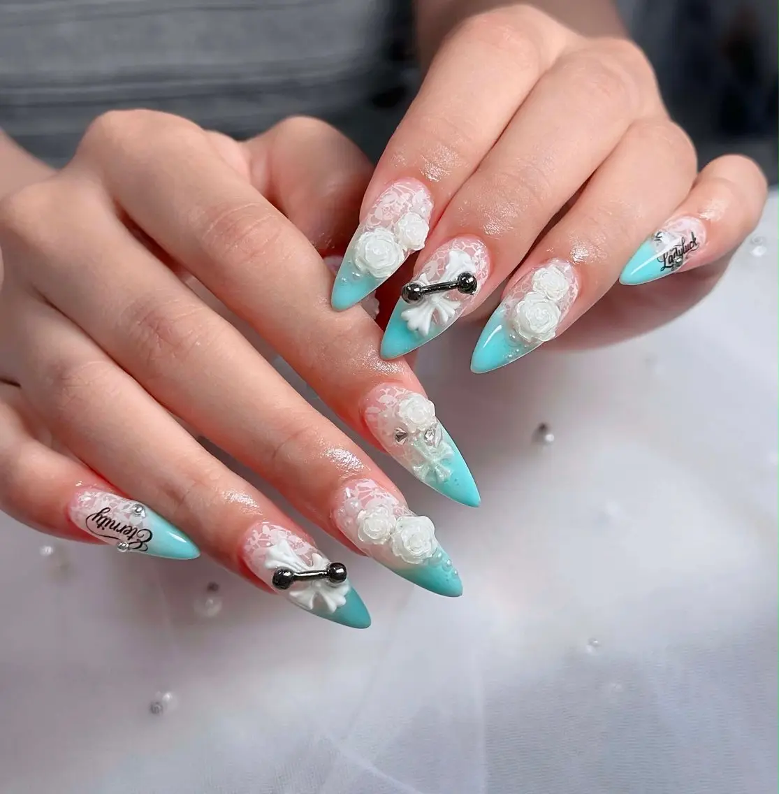 ネイル オーロラネイル フレンチネイル ジェルネイル ハロウィン キラキラネイル ハンドネイル H.baby Nail Salonのネイルデザイン