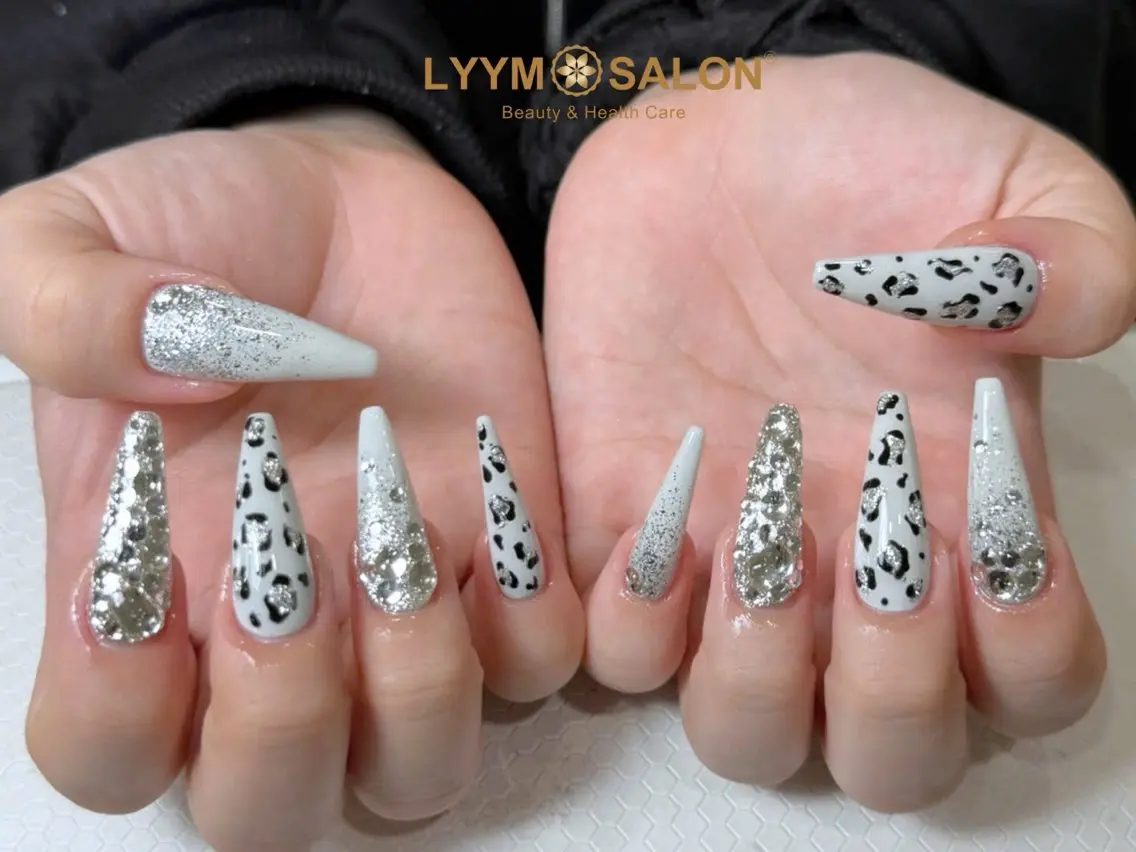 ネイル アニマル柄 ロングネイル シルバー ホワイト ハンドネイル LYYM Salonのネイルデザイン