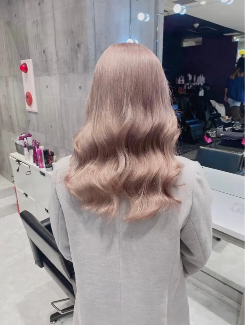 ミディアム カラー ヘアアレンジ ベージュカラー ブリーチ ダブルカラー ハイトーンカラー ミルクティーベージュ ヘアカラー トリートメント 🌟🍒ハイトーン 韓国ヘア/ユウミのヘアスタイル
