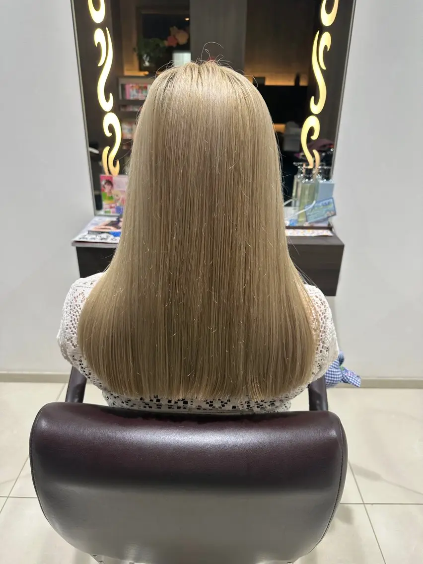 カラー ブリーチ ブロンド 木曜日空きあり‼️ 艶々カラー🩷のヘアスタイル