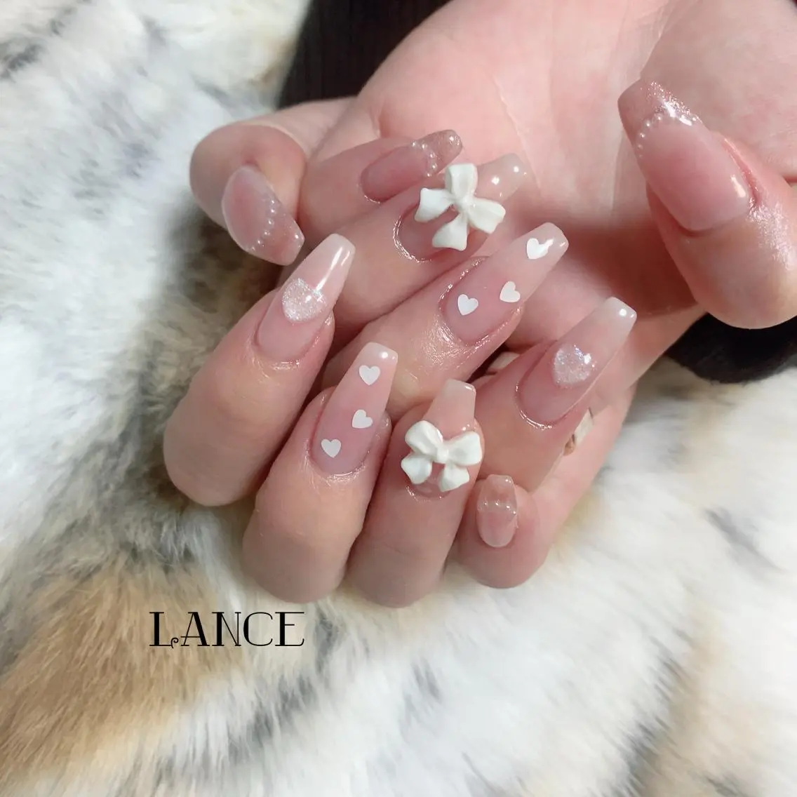 ミディアム ネイル オーロラネイル フレンチネイル キラキラネイル ワンホンネイル 冬ネイル ハンドネイル Lance nailのネイルデザイン