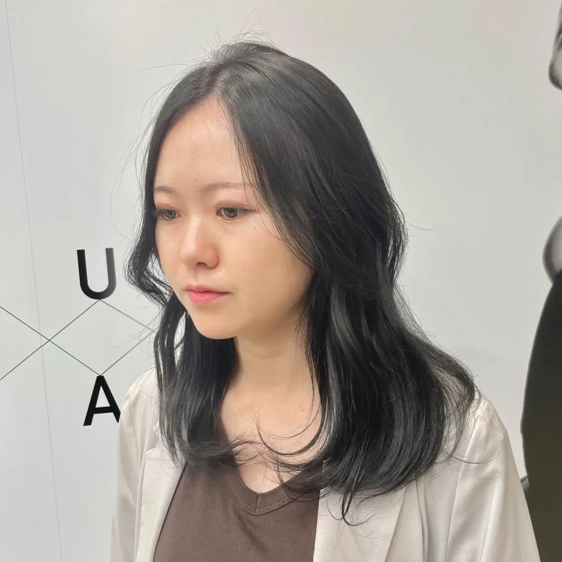 セミロング カラー 透明感カラー ダークグレー 学生 韓国風ヘア 新宿/顔周りカット/ レイヤー/がっきーのヘアスタイル