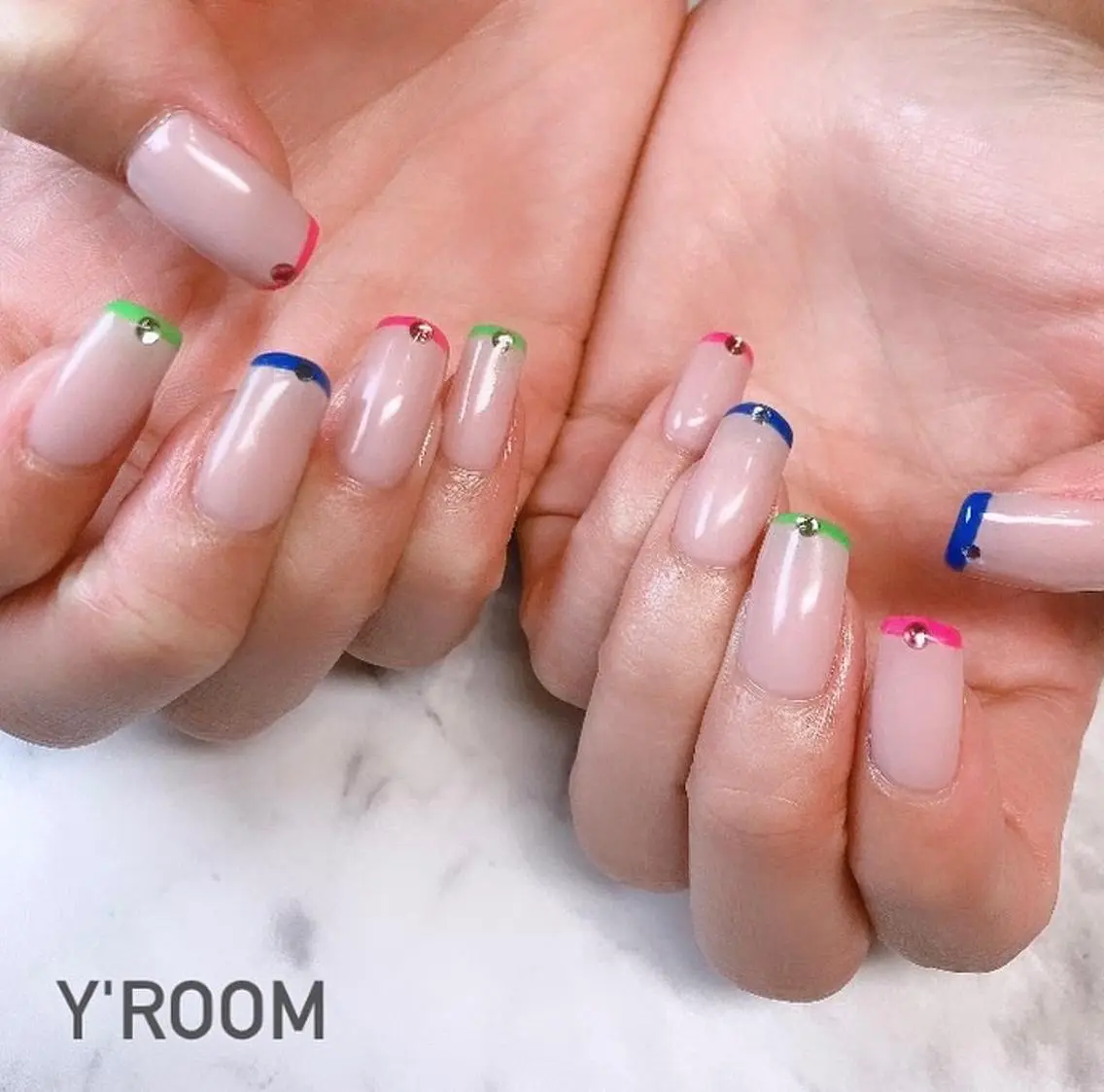 ネイル オーロラネイル フラッシュネイル フットネイル ジェルネイル 氷ネイル・うるうるネイル ハンドネイル YUKA （ネイリスト）のネイルデザイン