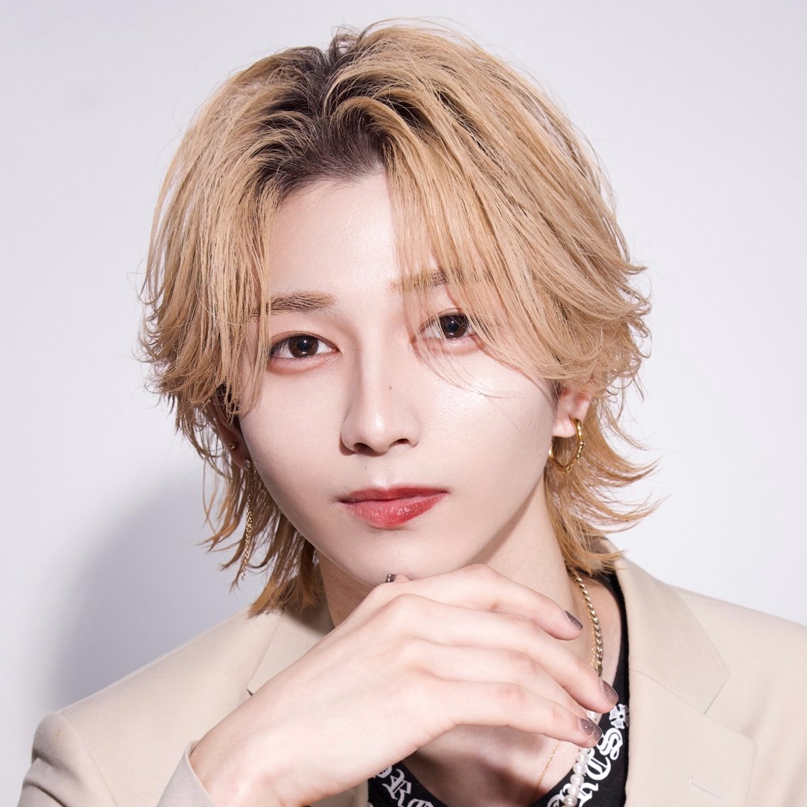 ミディアム カラー パーマ ヘアアレンジ メンズ センターパート メンズウルフカット ベージュカラー レイヤーカット ウルフカット 柴﨑 悠利 天神 メンズカットのヘアスタイル