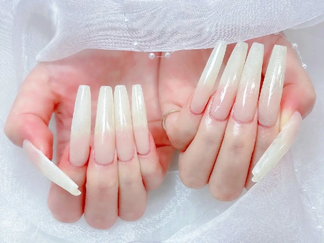 ネイル 長さ出し フラッシュネイル フレンチネイル ジェルネイル キラキラネイル Chouette Nailのネイルデザイン