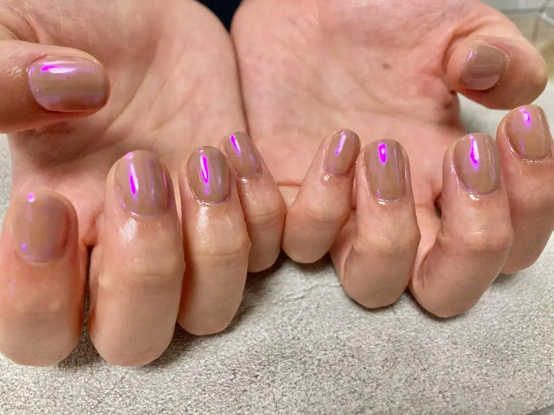 ネイル オーロラネイル ピンク ピンクベージュ ハンドネイル mogunail &blowのネイルデザイン