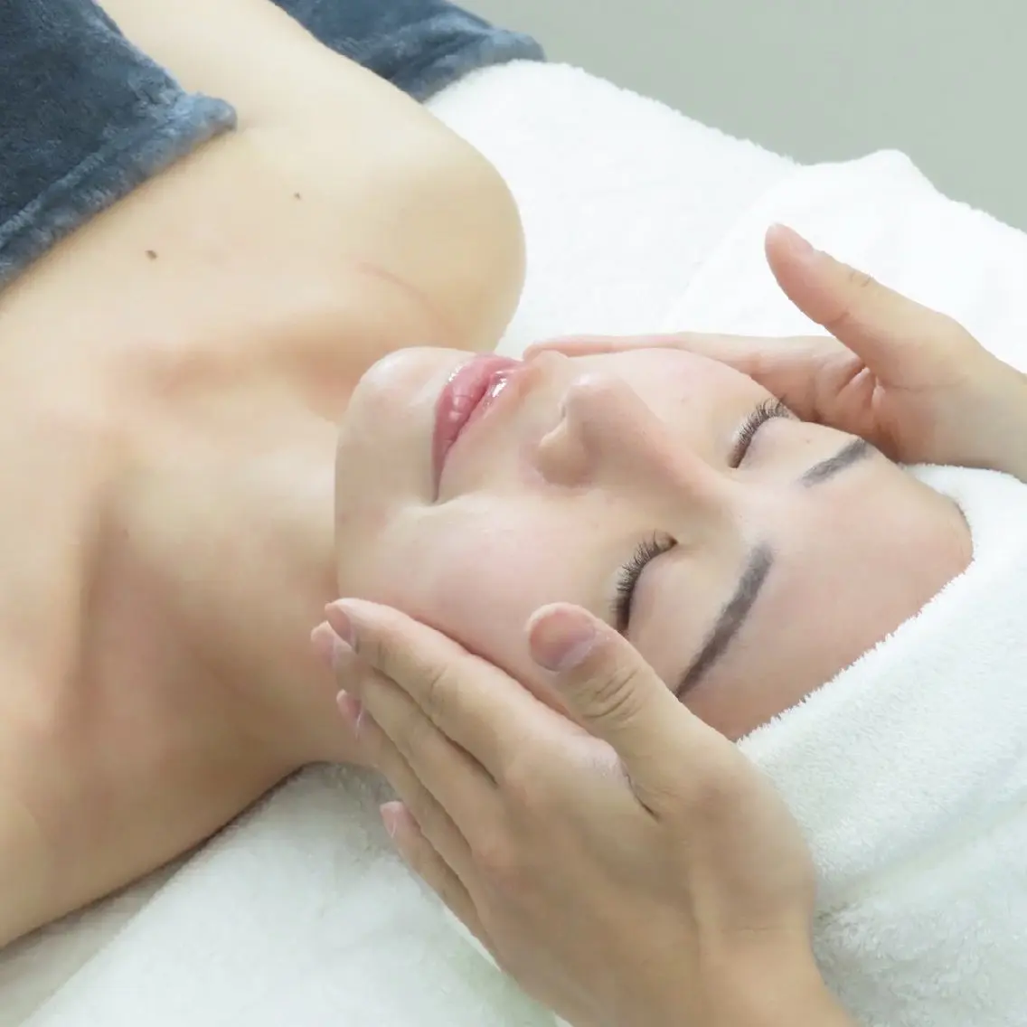 ✴️美顔器✴️~毛穴洗浄→ 美容液導入→EMS (お顔引き締め)❣️1度するとハマるメニューの写真