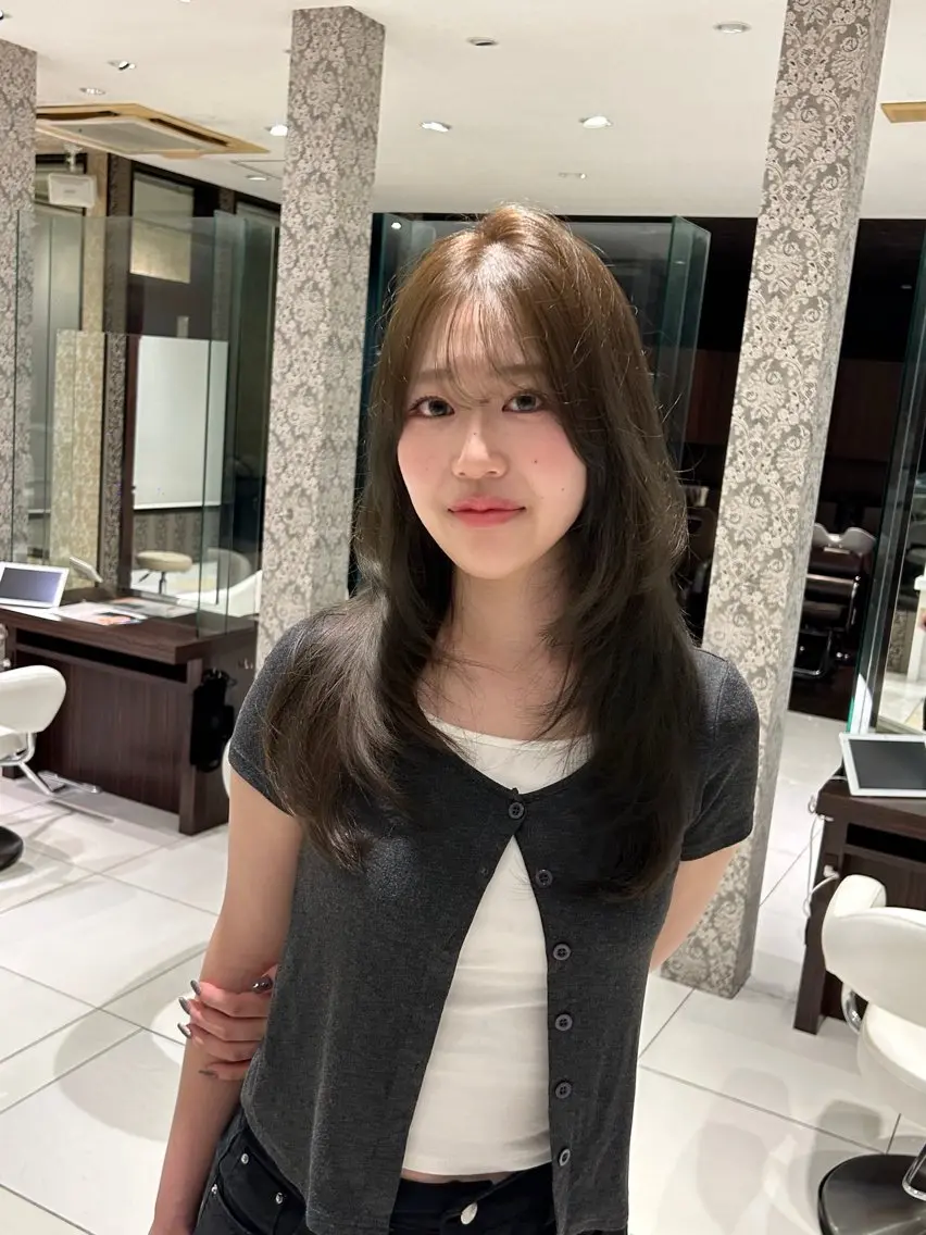 ミディアム カラー ブラウンカラー 透明感カラー オリーブブラウン 韓国風ヘア レイヤーカット ヘアカラー トリートメント 艶髪/透明感 /YURIA🤍のヘアスタイル