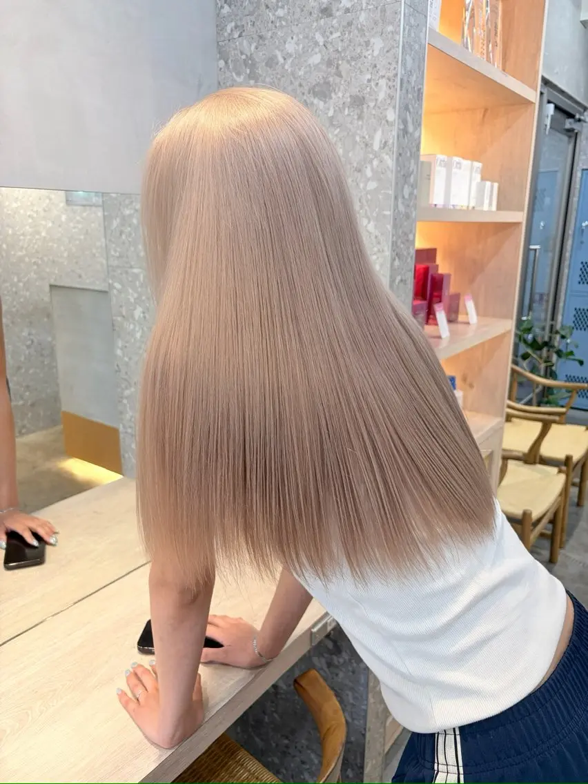 ロング カラー ヘアカラー トリートメント 失敗しないハイトーン ミルクティーベージュのヘアスタイル