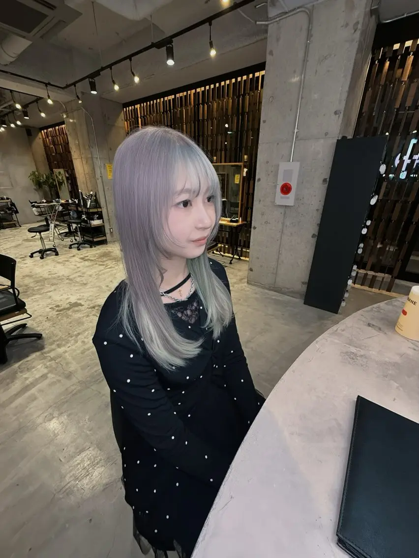 ロング カラー ブリーチ グレージュ ミント ミントグリーン Lolonois池田 代表 鍜治本颯太のヘアスタイル