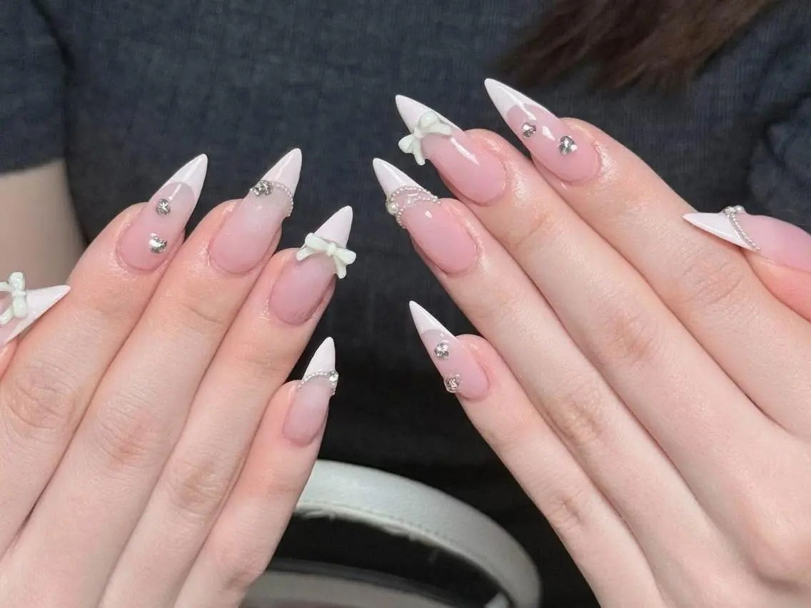 ネイル 長さ出し グラデーション 卒業式 キラキラネイル マグネットネイル ハンドネイル Mio💖Belle Nail Salonのネイルデザイン