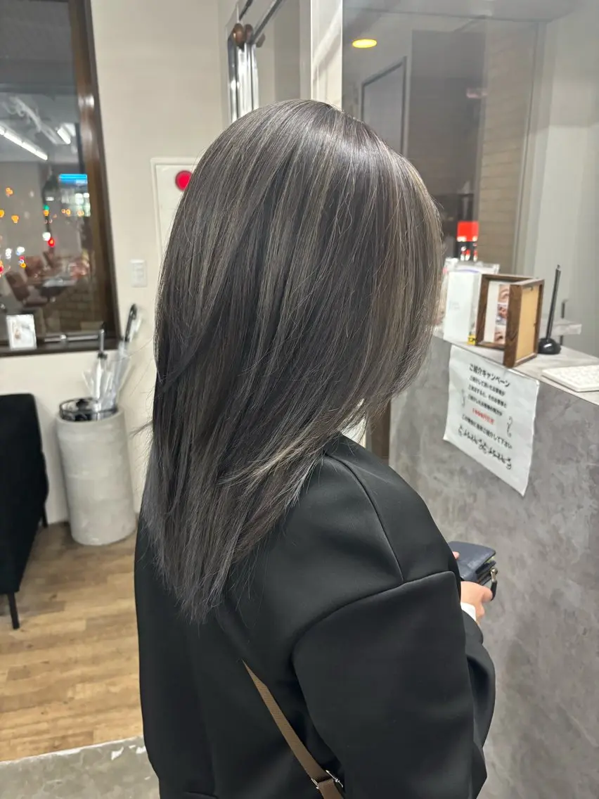 セミロング カラー バレイヤージュ ハイライトカラー ハイライト レイヤーカット nico麻生　長谷川 裕月のヘアスタイル
