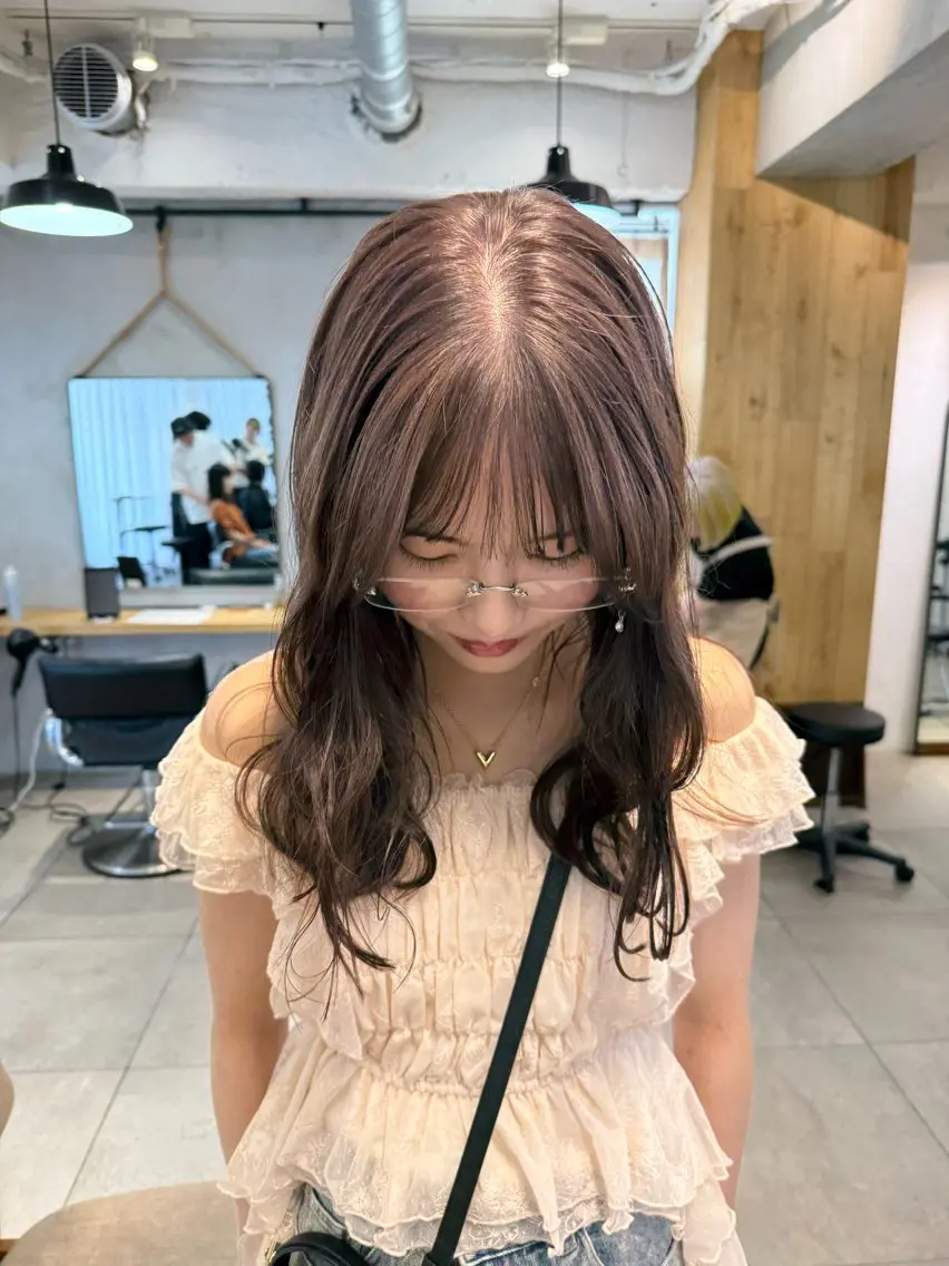 ロング カラー ミルクティー× グレージュMOMOのヘアスタイル