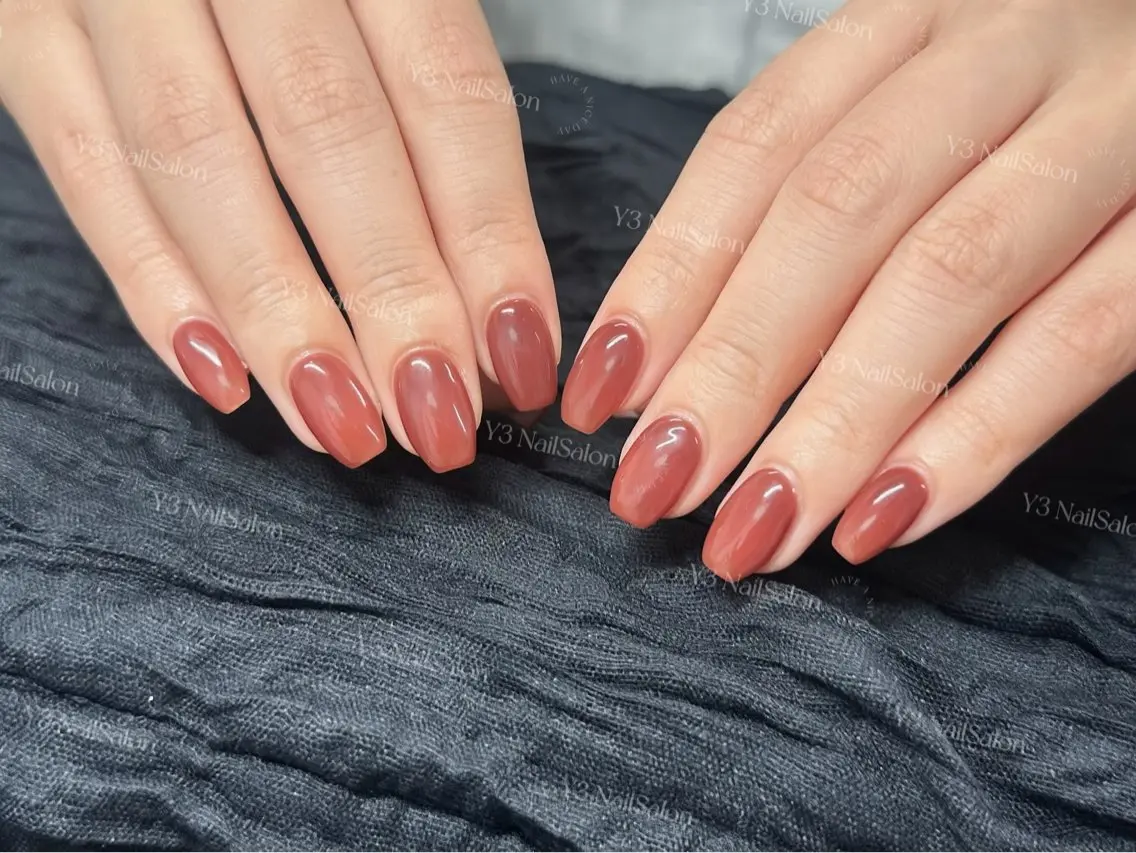 ネイル ブラウン オフィスネイル ワンカラーネイル 赤色 シンプルネイル ハンドネイル Y3 NailSalonのネイルデザイン