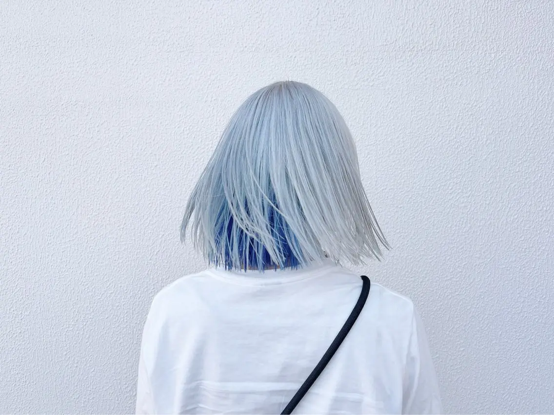 ショート カラー ブルーカラー レイヤーブリーチ特化 ホワイト専門/岸のヘアスタイル