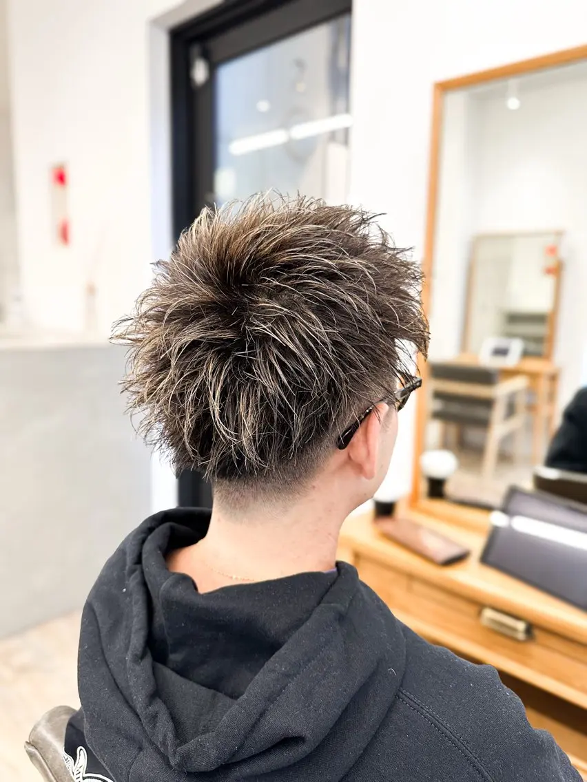カラー メンズ アップバング メンズハイライト ハイライトカラー カット ヘアカラー トリートメント ブリーチカラー🔥 パーマ【佐々木凌平】のヘアスタイル