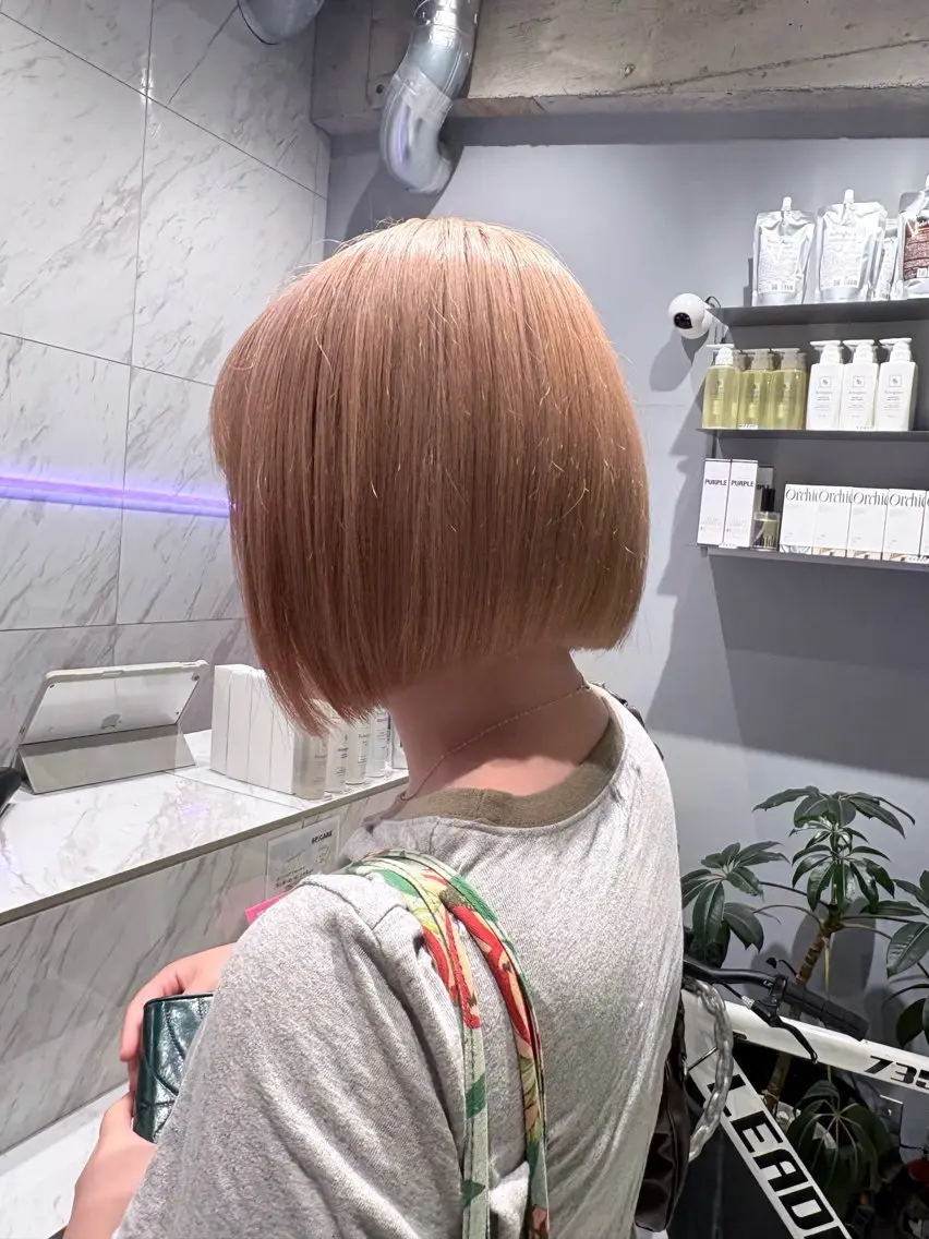ショート カラー 前下がりボブ ベージュカラー ブリーチ ケアブリーチ デザインカラー カット ヘアカラー トリートメント 菜々🦖新宿 men's特化のヘアスタイル