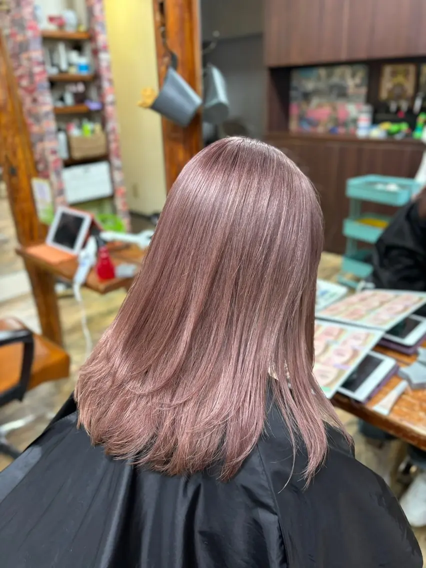 ミディアム カラー ベージュカラー ピンクカラー ピンクベージュ レイヤーカット もえ こーんのヘアスタイル