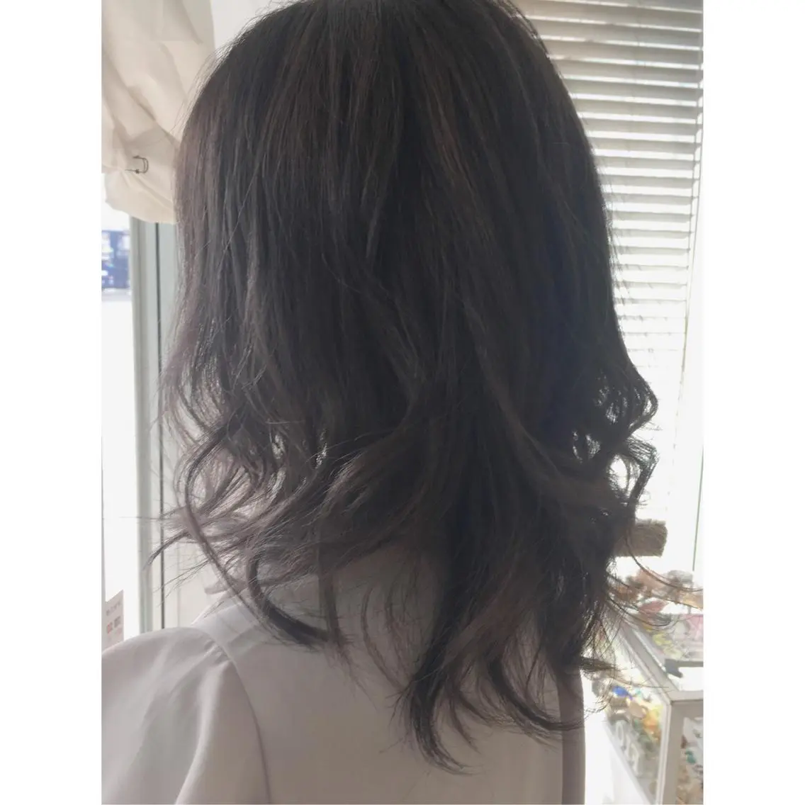 セミロング カラー ブリーチ 透明感カラー グレージュ fio マナミのヘアスタイル