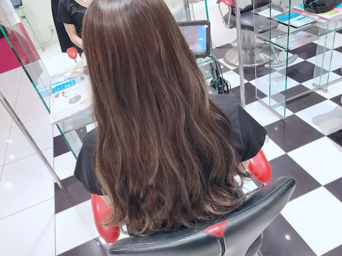 カラー アッシュ ベージュカラー ハイライトカラー ミルクティーベージュ ヘアカラー トリートメント YUI𓍯エクステ /ニュアンスカラーのヘアスタイル