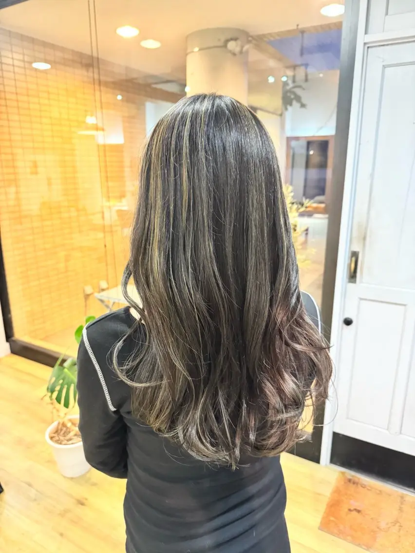 ロング カラー グレージュ ハイライトカラー ハイライト ヘアカラー トリートメント ツキダテ ユイのヘアスタイル