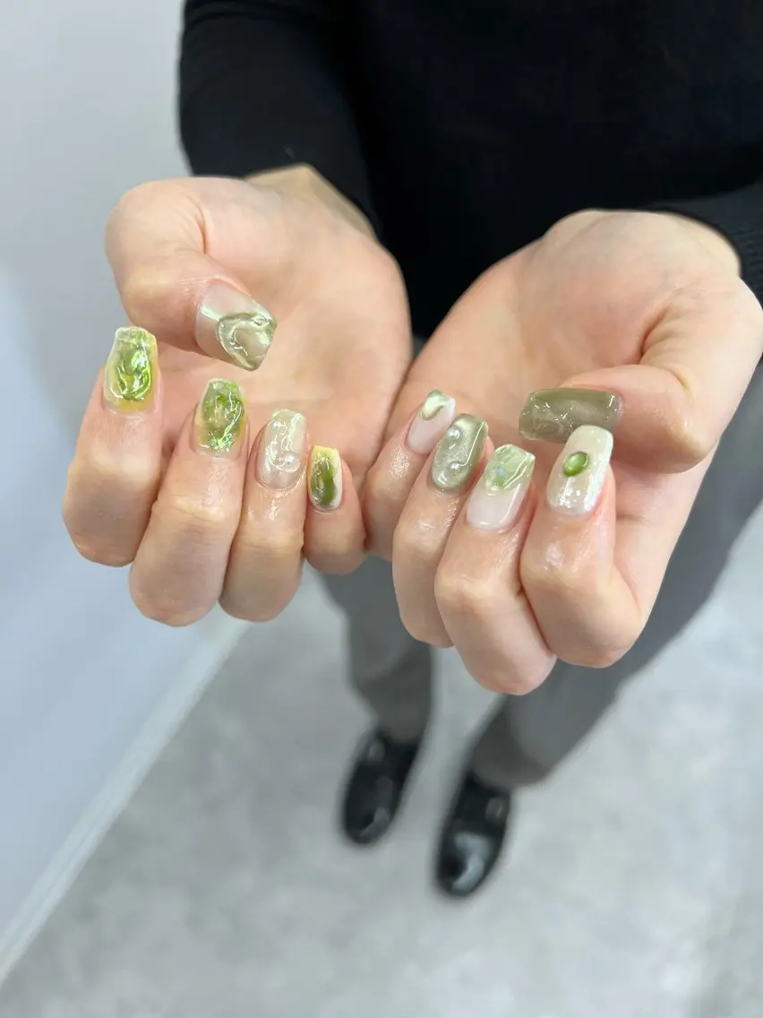 ネイル フレンチネイル ジェルネイル グリーン マグネットネイル ニュアンスネイル ハンドネイル ハンドケア Bana_ Nailのネイルデザイン