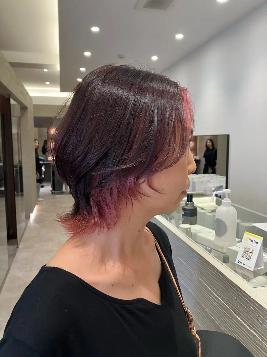 ショート カラー ピンクカラー ショートヘア ウルフカット ヘアカラー サキ🤍ハイトーン 🪩レイヤーカットのヘアスタイル