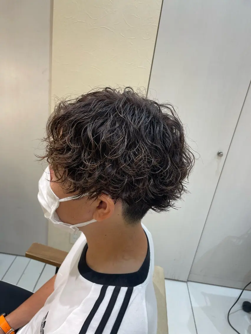ミディアム パーマ メンズ ミディアムパーマ メンズブリーチ メンズパーマ くせ毛 スパイラルパーマ 本厚木｜縮毛矯正/ 髪質改善/専門サロンのヘアスタイル