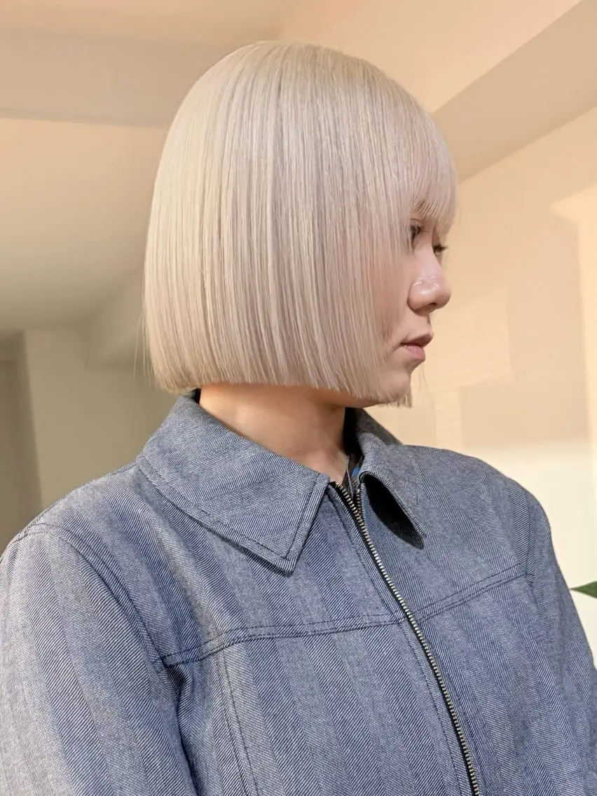 ショート カラー ヘアカラー トリートメント 失敗しないハイトーン ミルクティーベージュのヘアスタイル