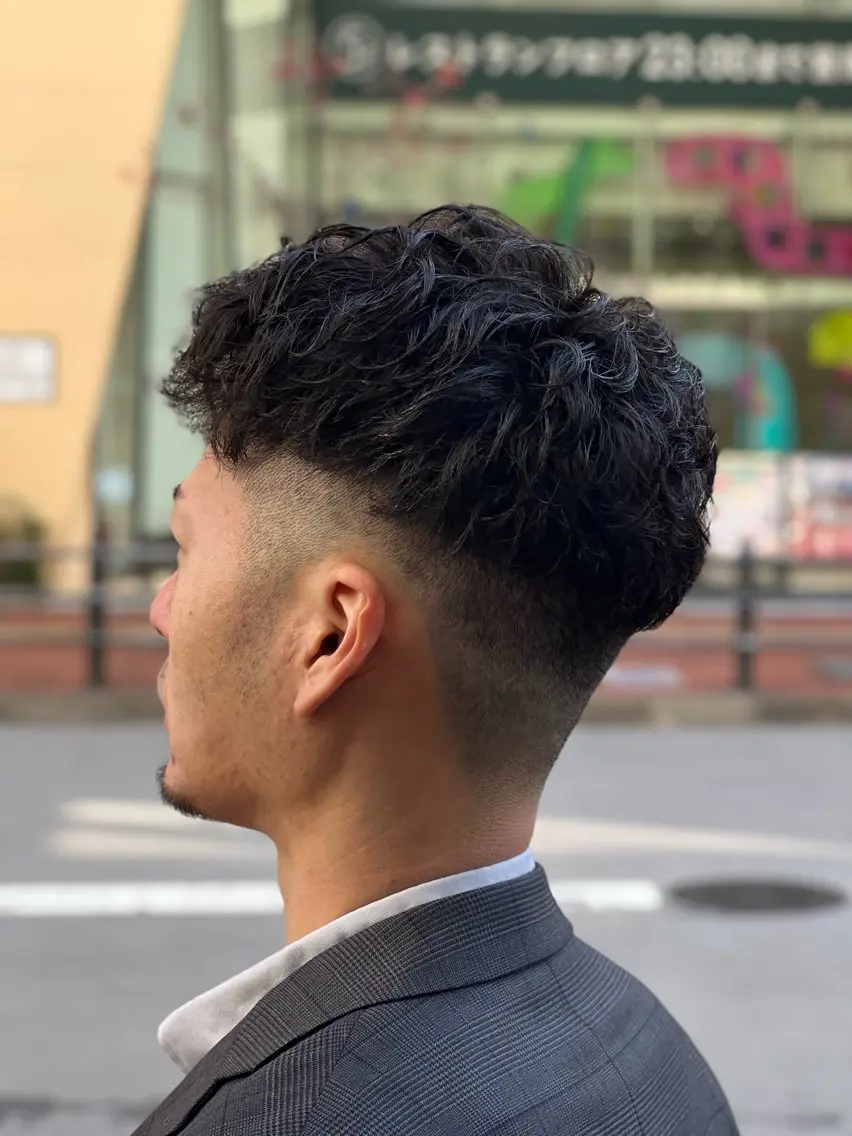 ショート パーマ メンズ フェードカット スペインカール 猪井 明のヘアスタイル