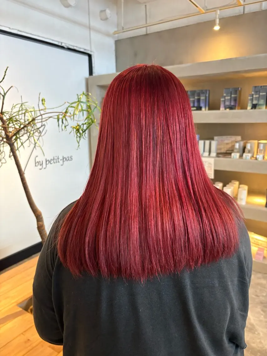カラー ブリーチ レッドカラー 岩崎 郁音のヘアスタイル